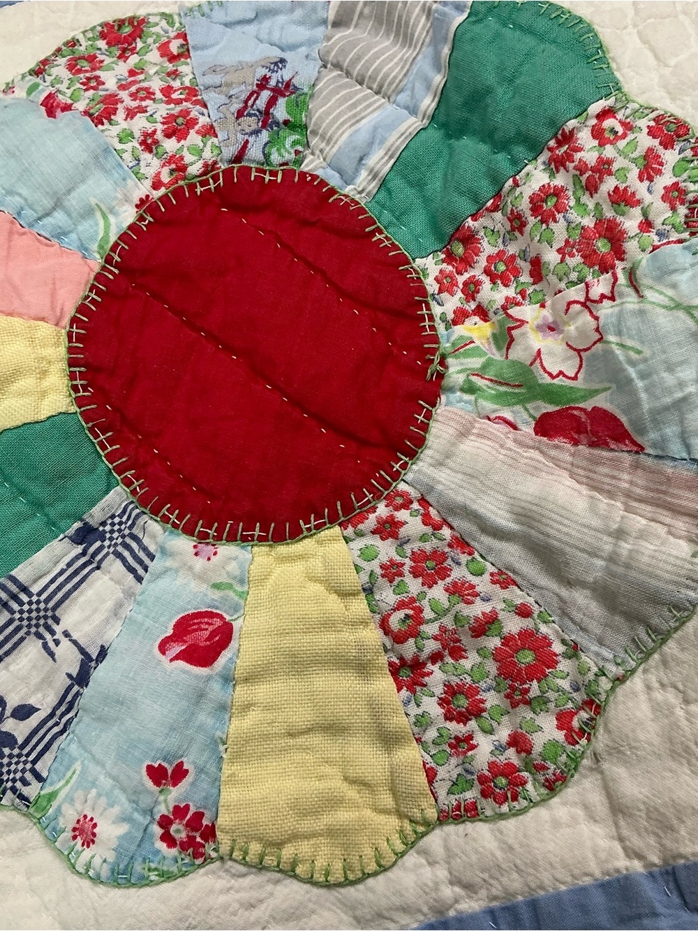 Vintage hand stitched Dresden plate quilt topper 52 x 67 USA made - Picture 4 of 9